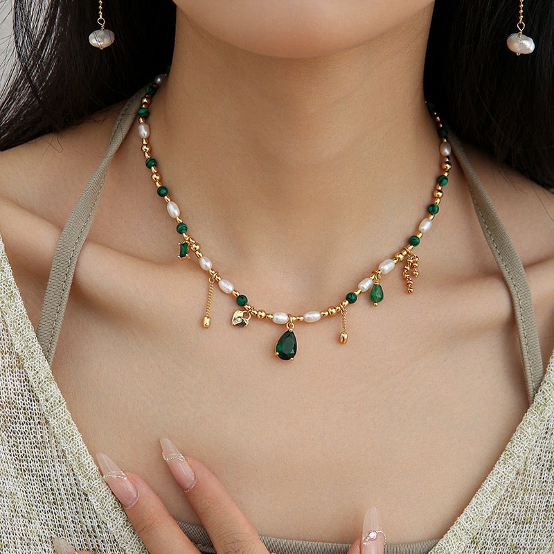 Gold-Plated Fashionable Retro Style Necklace with Pearls and Natural Stones