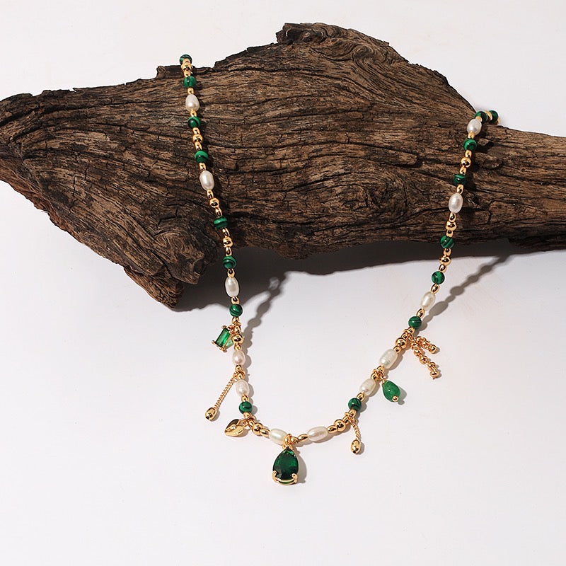 Gold-Plated Fashionable Retro Style Necklace with Pearls and Natural Stones