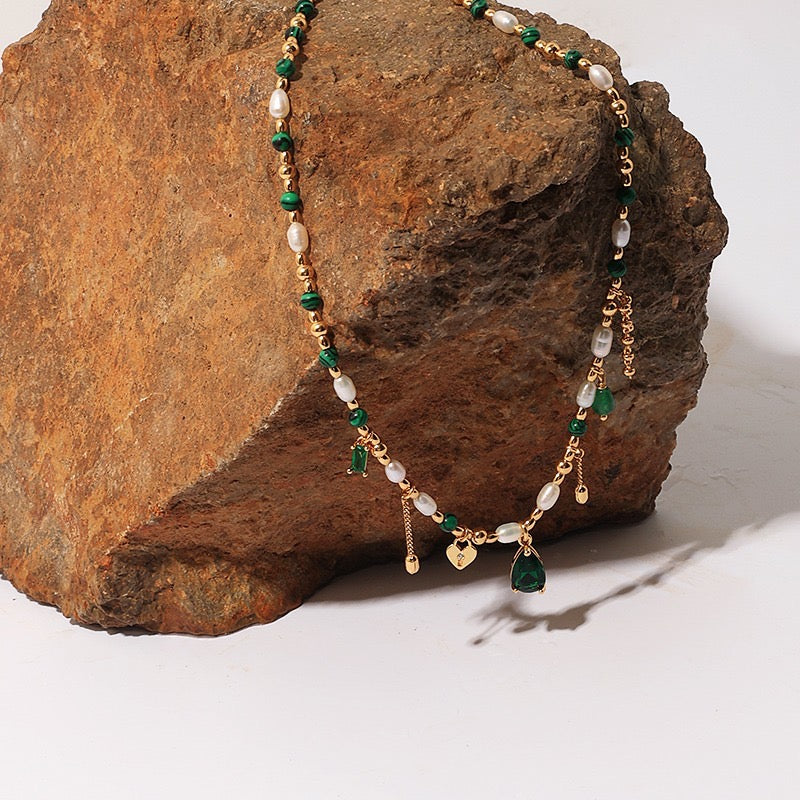 Gold-Plated Fashionable Retro Style Necklace with Pearls and Natural Stones